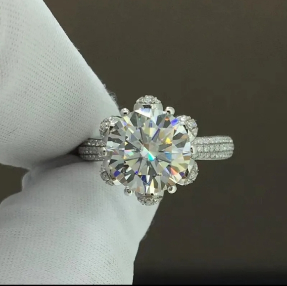 Certified Stunning Classic Round Moissanite Engagement Ring - Picture 2 of 7